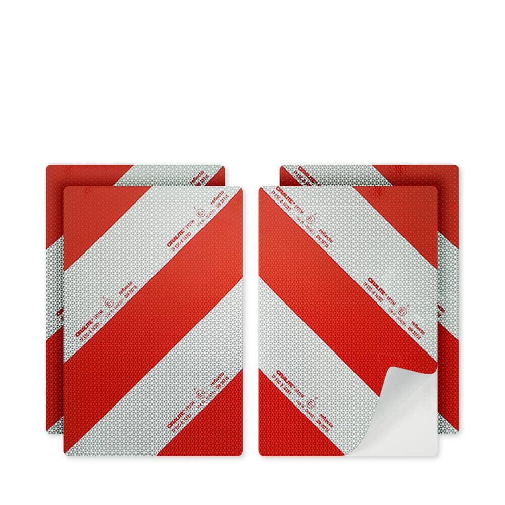 Set: vier Reflecto 5921M Zuschnitte selbstklebend, eine Ecke leicht abgelöst, zeigt Trägerfolie.