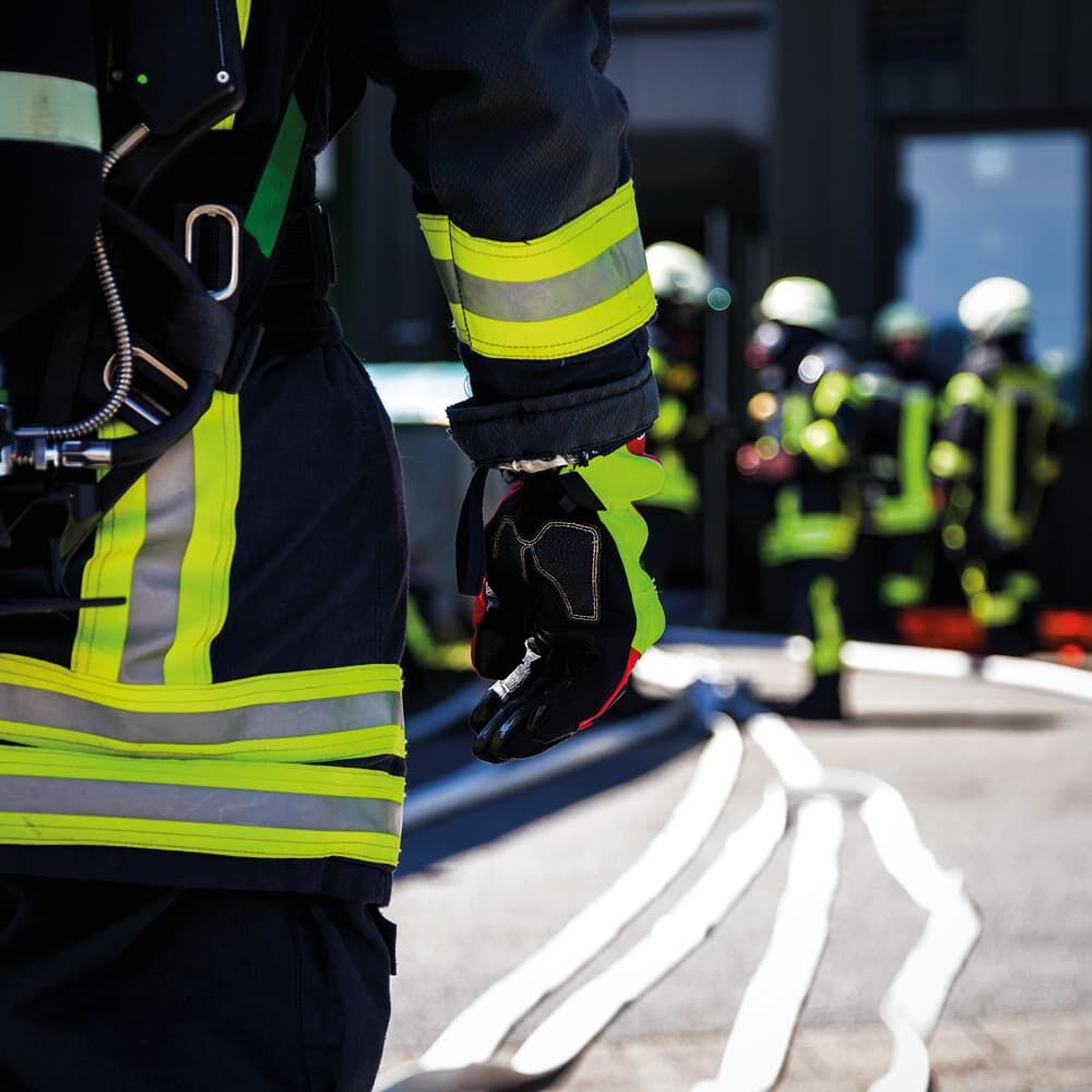 Feuerwehranzug mit fluoreszierend gelb-silbernen 3M 9687 Reflexstreifen bei Einsatz