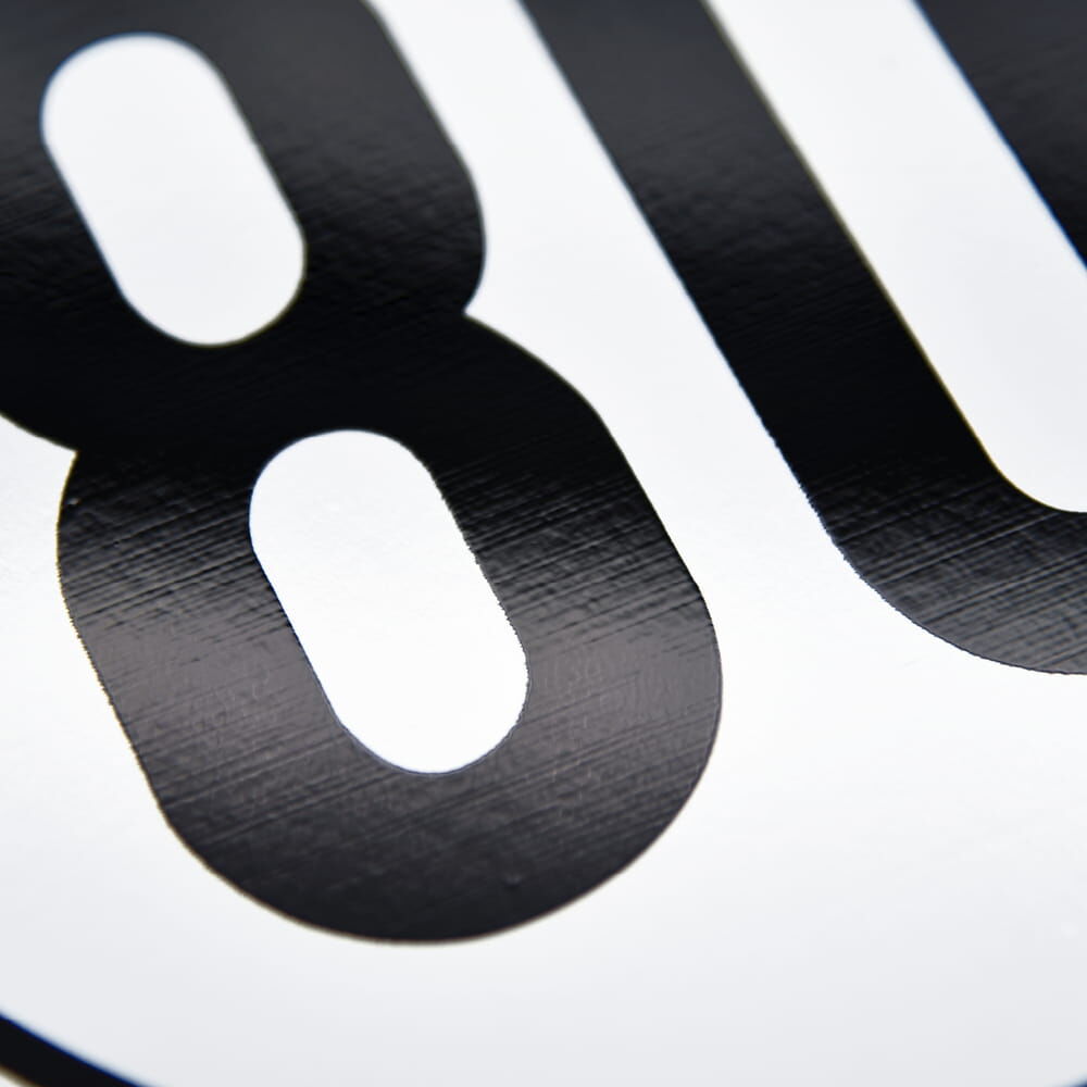 Nahaufnahme der Zahl 80 auf Geschwindigkeitsschild für Deutschland