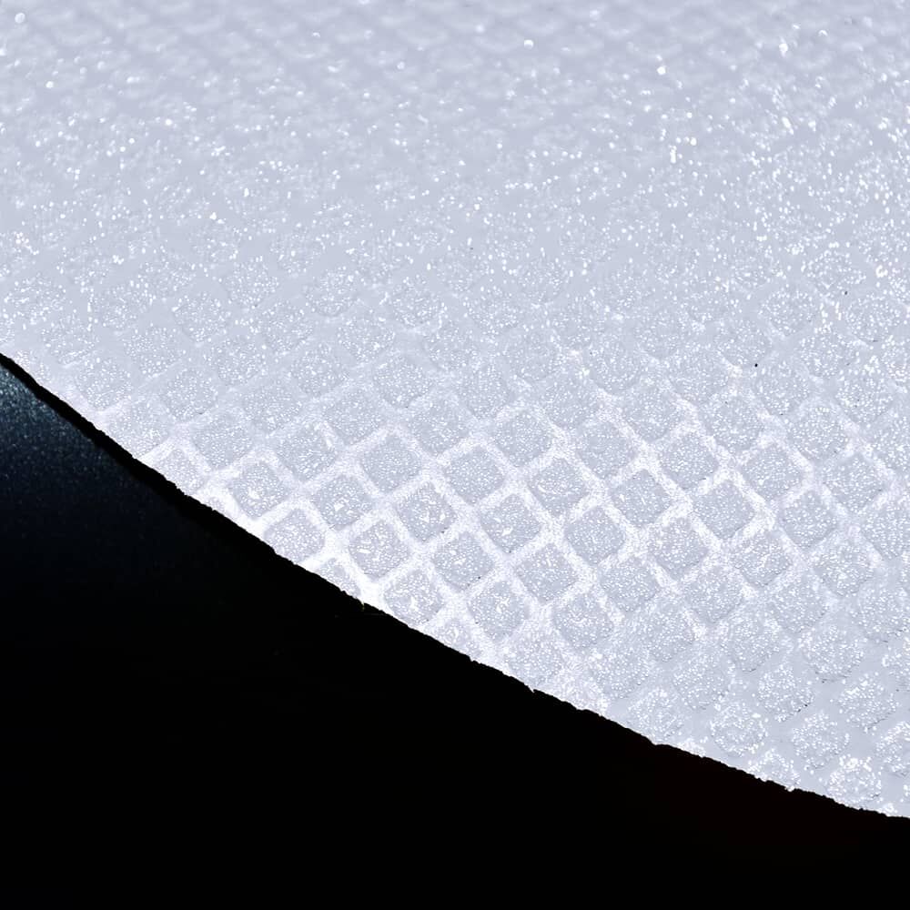 Reflexbild der weißen 3M Stamark Fahrbahnmarkierung mit sichtbarer Lichtreflexion