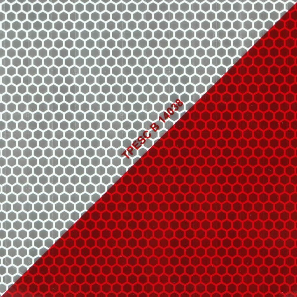 Detail mit Aufdruck „TPESC B 1438“ auf reflektierender Warnfolie rot-weiß, Wabenstruktur