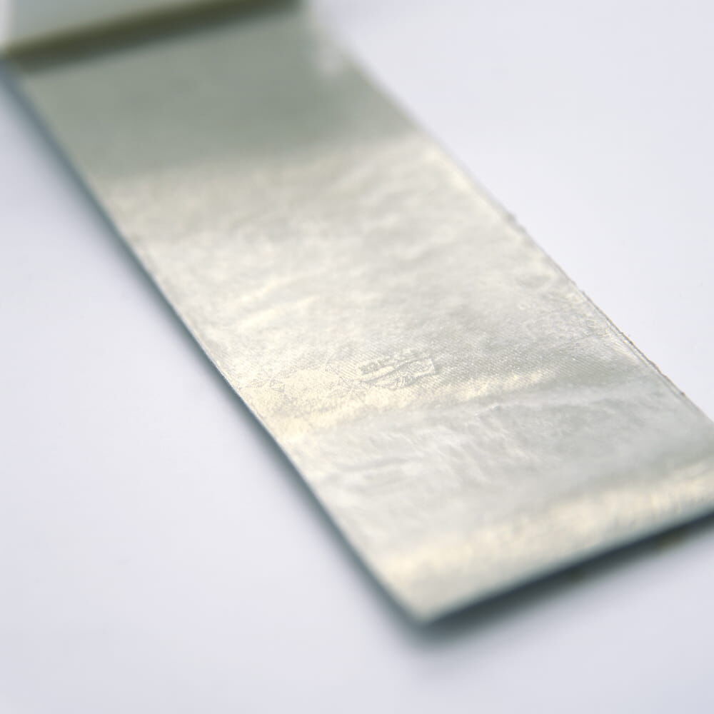 Makro der silbernen Klebeseite des FD1403-Reflexbands