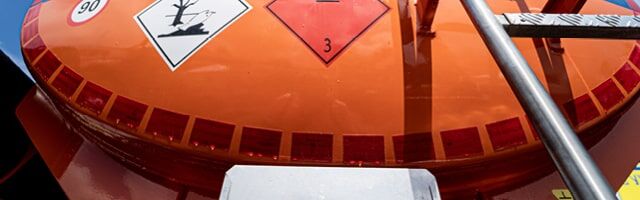Tanker Sticker Orangefarbener Gefahrguttank mit roten Tanker-Stickern,UN-Gefahrentafeln der Klasse 3 und Geschwindigkeitslimit