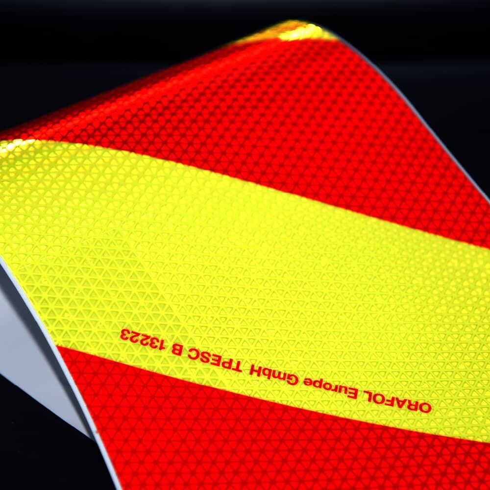 Detailbild der Warnmarkierung, fluorlime-rote Streifen reflektieren, Schrift „ORAFOL Europe“