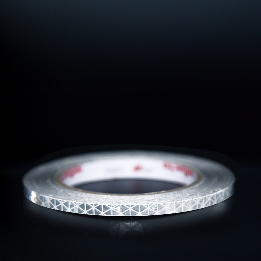5 mm Rolle Orafol ORALITE Reflexband VC 612 weiß, reflektierend vor dunklem Hintergrund