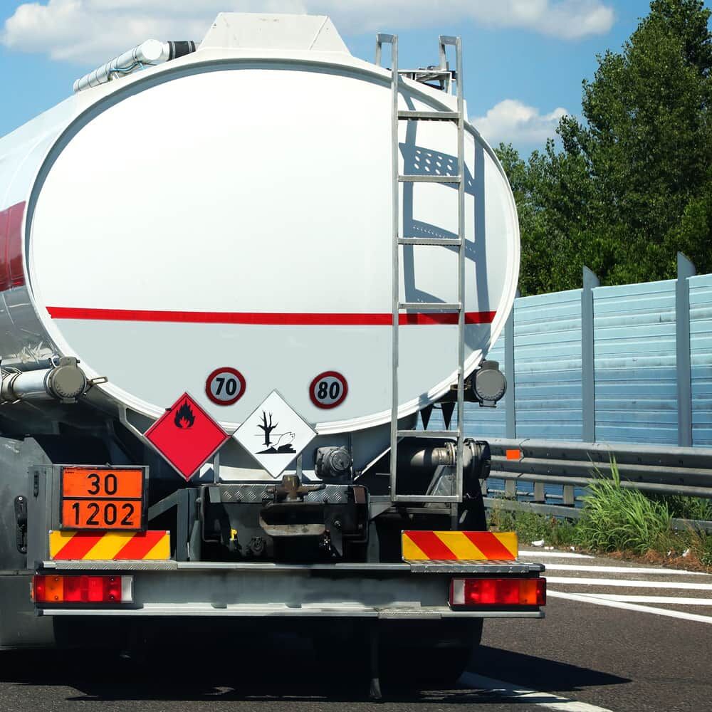 Tanklastzug mit Gefahrgutschildern und 70-/80-km/h-Geschwindigkeitsschildern