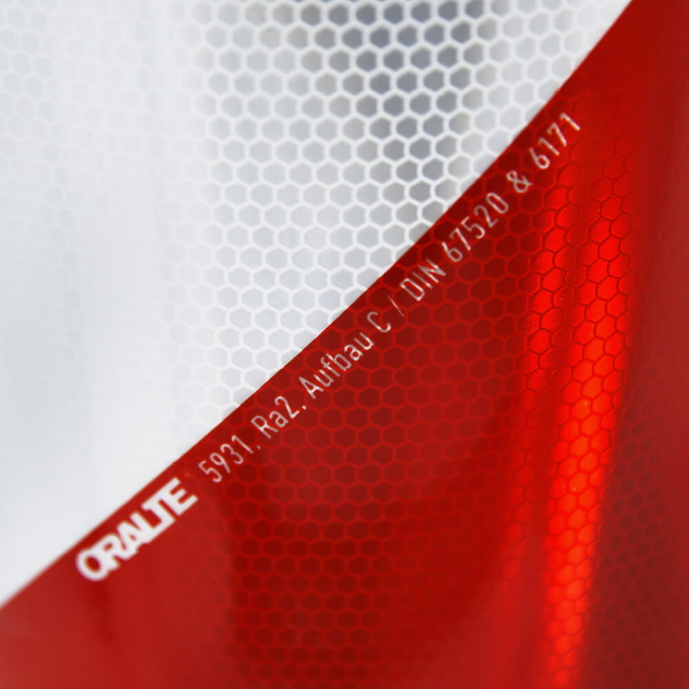 Makro: ORALITE 5931 RA2 rechtsweisend, Wabenstruktur und Aufdruck im Detail