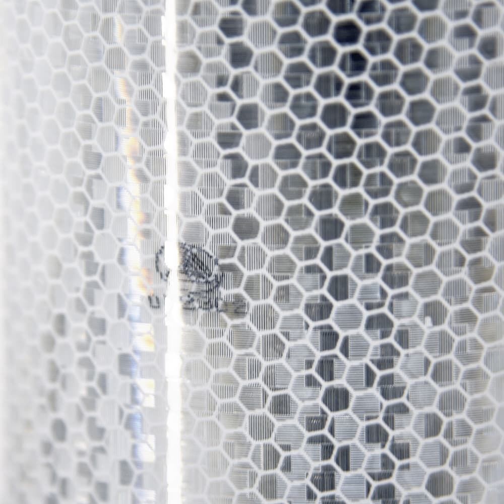 Makro der hexagonalen Mikroprismenstruktur der Avery T-11500 Omnicube Folie