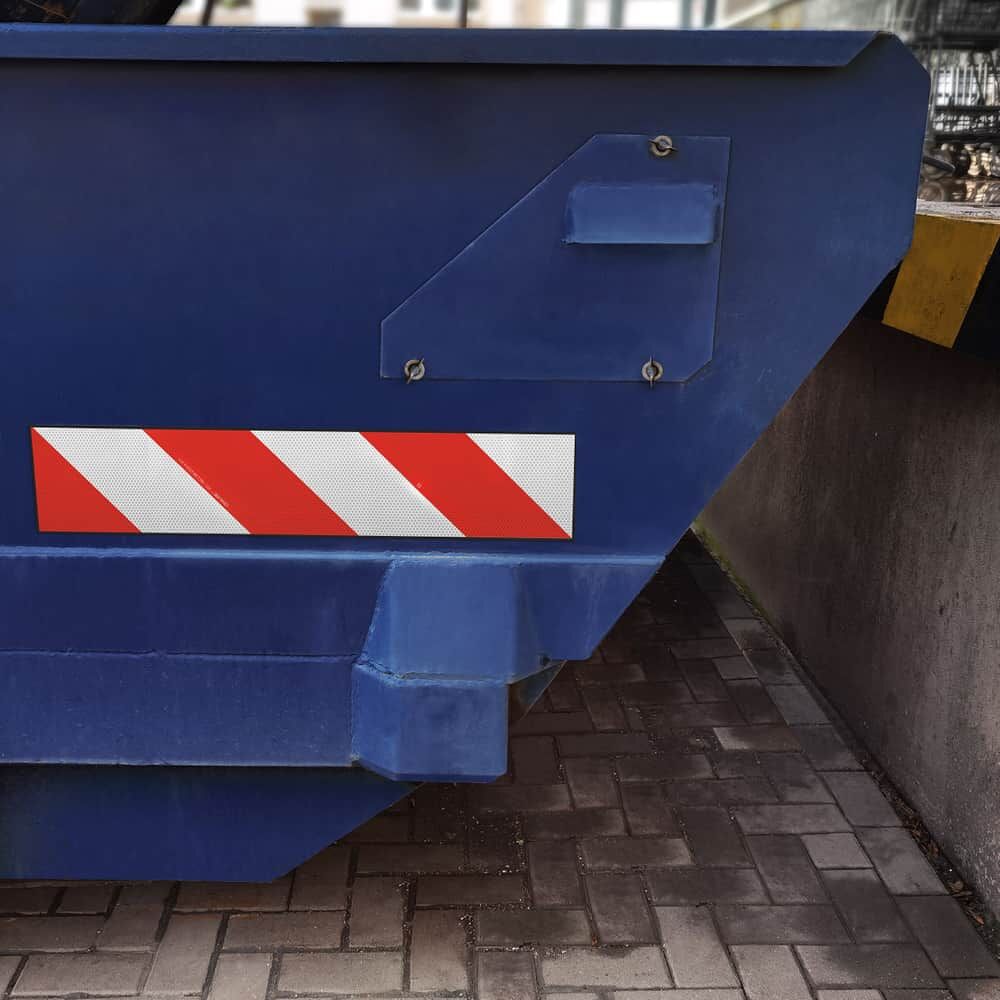 Anwendung: horizontale rot-weiße Magnetwarnung an Container-Seitenwand