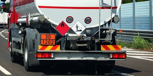 Ein Tanklastwagen von hinten mit mehreren Geschwindigkeitszeichen.