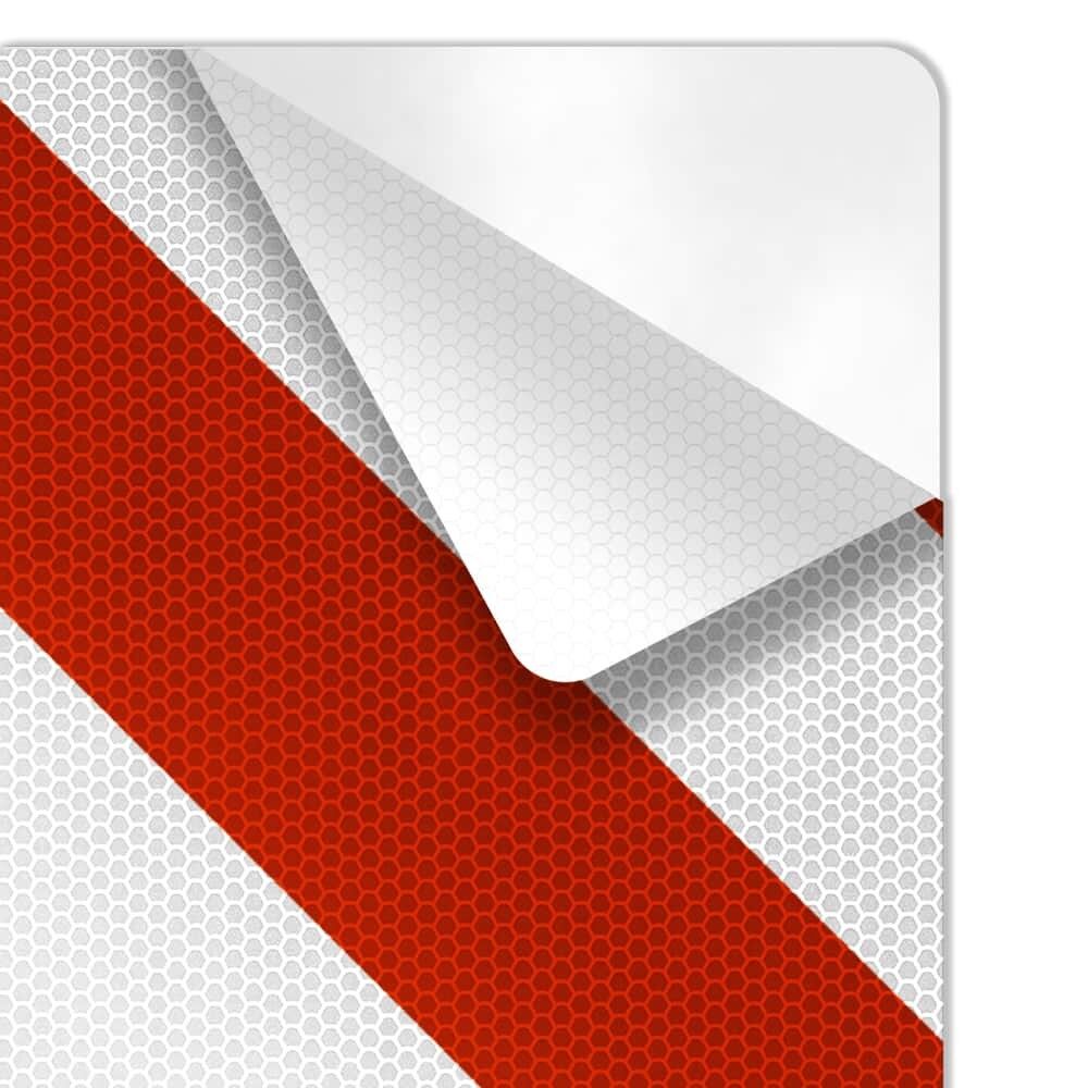 Detail Leitplatte VZ 626-20 links mit abgelöster Ecke und Wabenstruktur