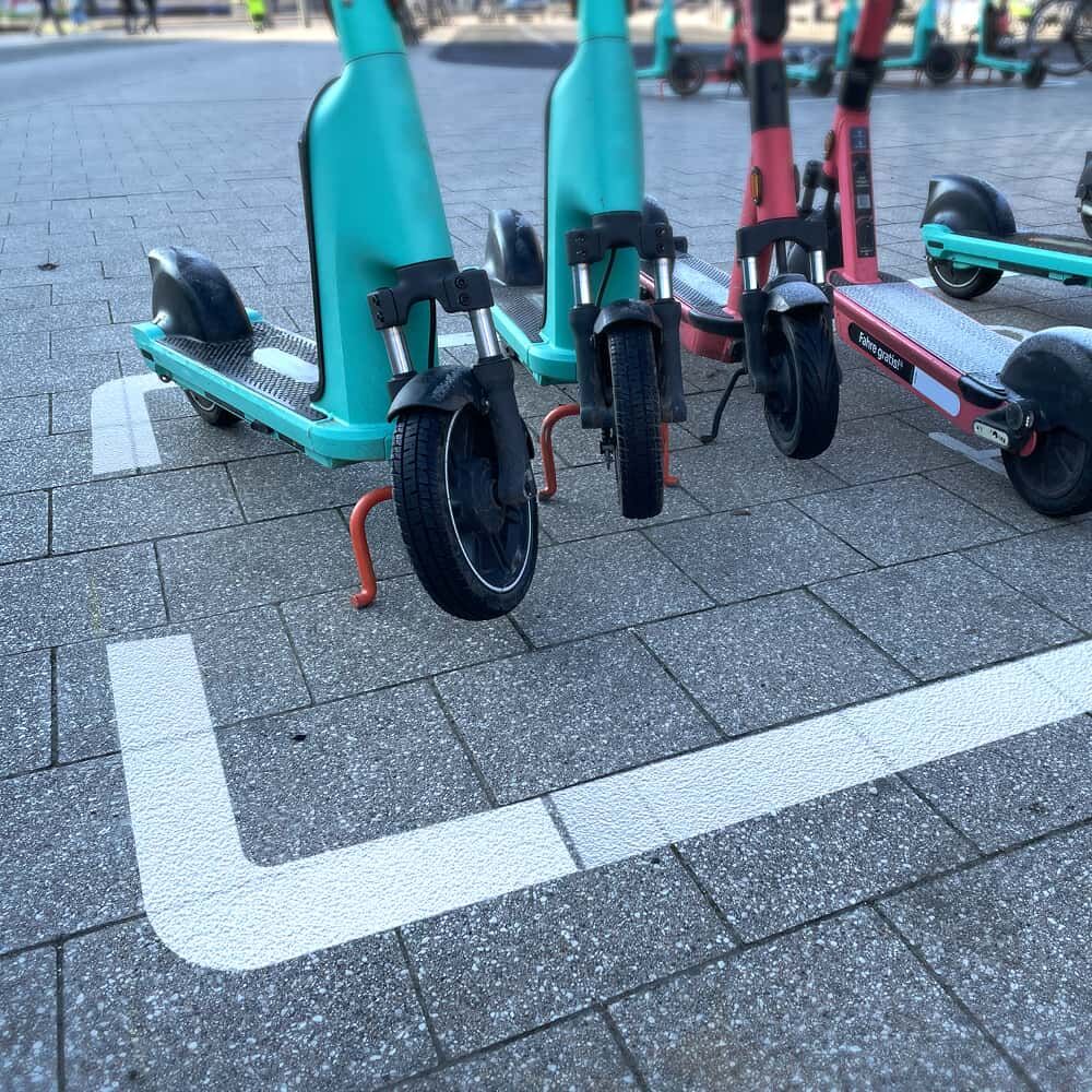 3M Stamark L-Markierung definiert Parkzone für E-Scooter im urbanen Raum