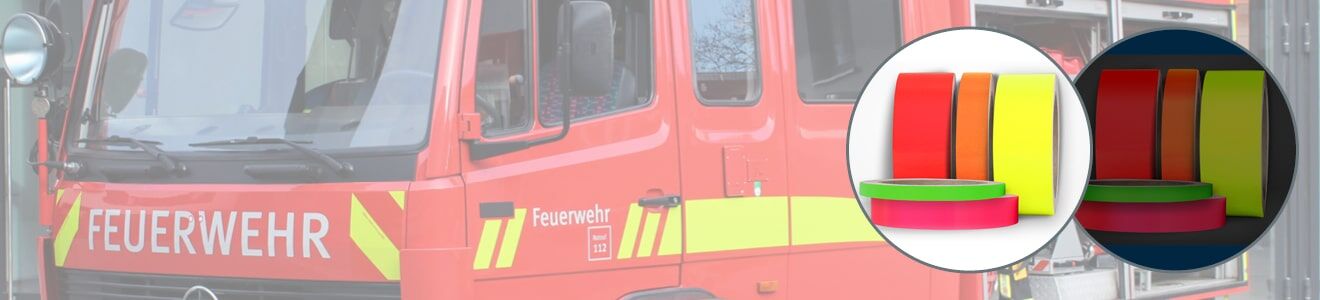 Ein rotes Feuerwehrfahrzeug mit fluoreszierenden und reflektierenden Warnmarkierungen, daneben zwei Detailansichten der Fluorfolien bei Tag und Nacht.
