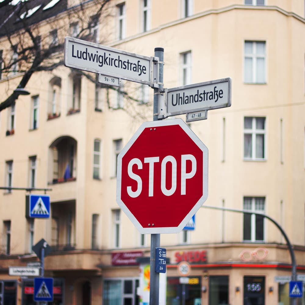 STOP-Schild mit 3M 3430 Hochreflexfolie im urbanen Umfeld