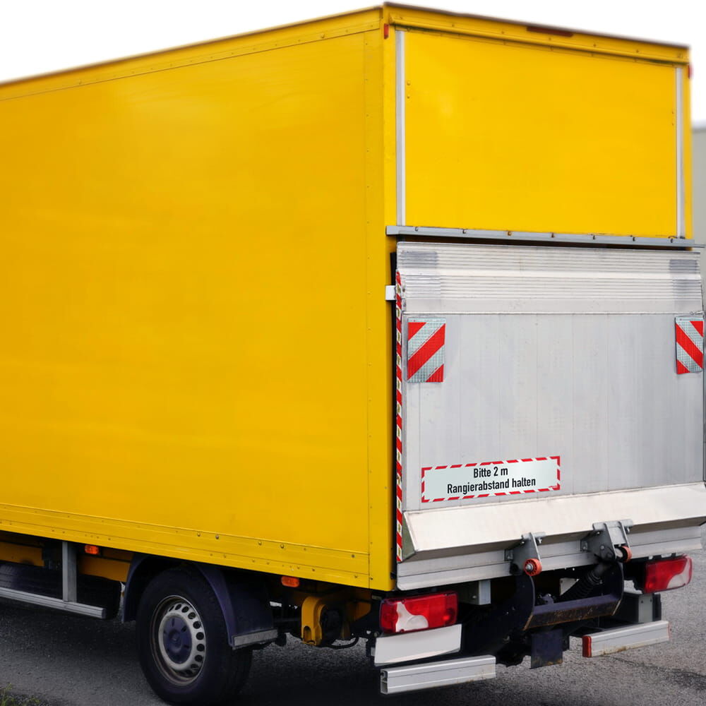 Anwendungsbild: montiertes „2 m Rangierabstand“ Hinweisschild am Heck eines LKWs