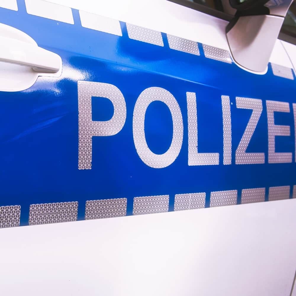 VC 110 Police Gaps Konturmarkierung 90×30 mm an Polizeifahrzeug-Tür angebracht