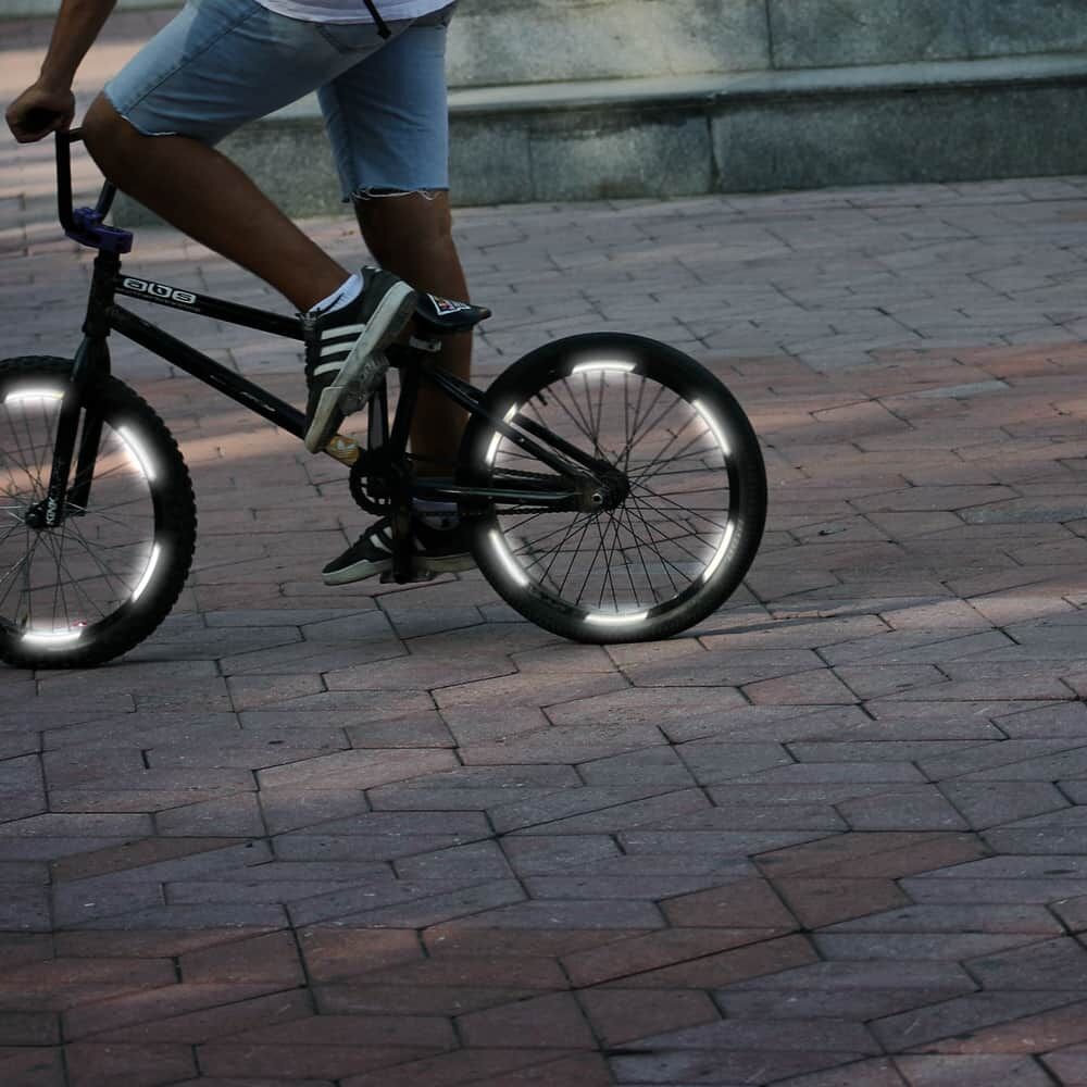 Weiße Felgensticker Light erhöhen die Sichtbarkeit am BMX-Rad