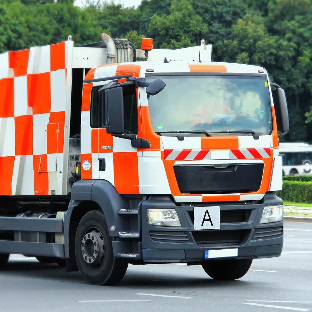 A-Tafel montiert an Lkw-Front im Einsatz auf der Straße.