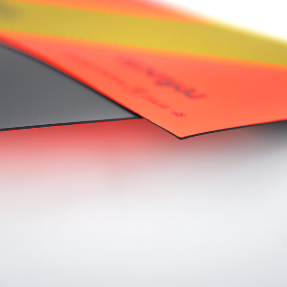 Eckdetail zeigt Folien und schwarze, magnetische Rückseite