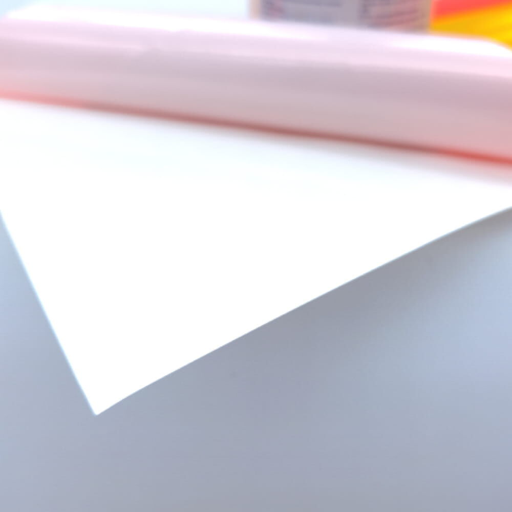 Eckdetail zeigt abgezogene, selbstklebende Folie und Trägerpapier