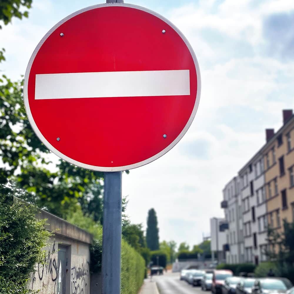 VZ 267 Verbot der Einfahrt, montiert im Straßenraum