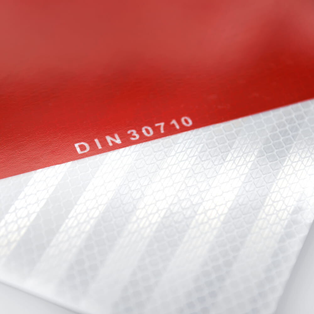 Detail: Aufdruck „DIN 30710“ auf rotem Streifen