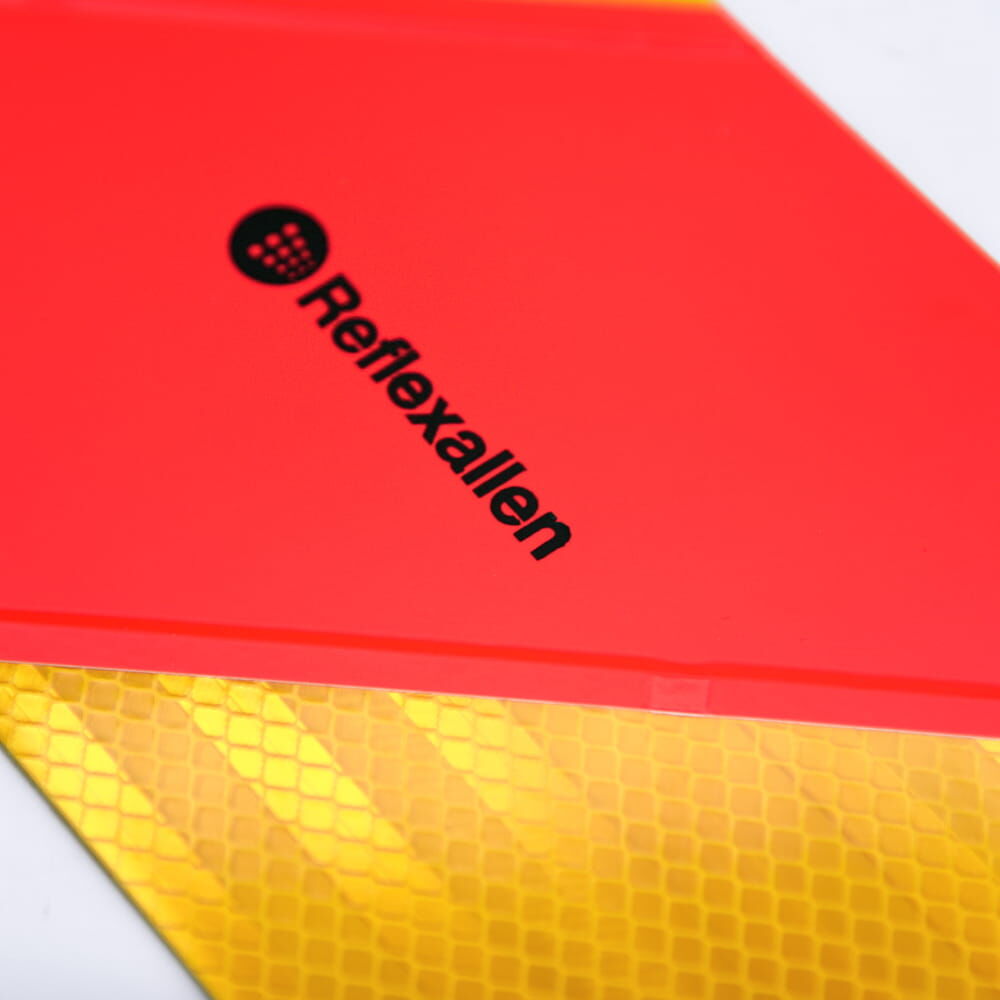 Makro Wabenstruktur mit Reflexallen Logo auf Heckwarntafel