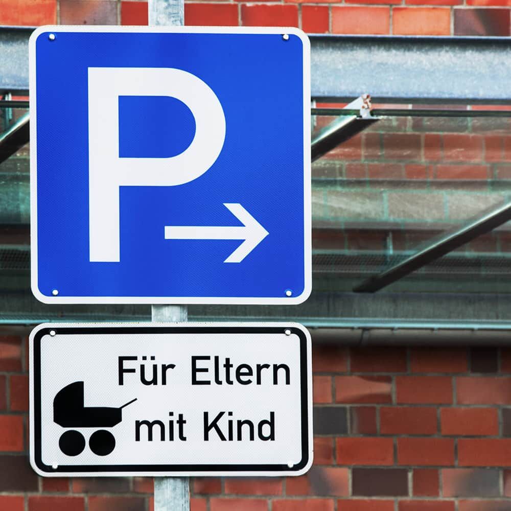 Parkplatzschild P mit Pfeil rechts, Zusatzschild „Für Eltern mit Kind“