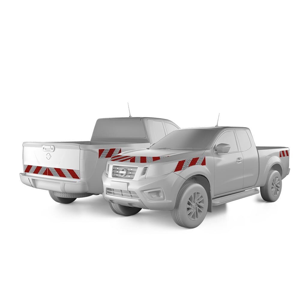 Nissan Navara D231 in Front- und Heckansicht mit Komplettwarnmarkierungssatz, Baujahr 2016