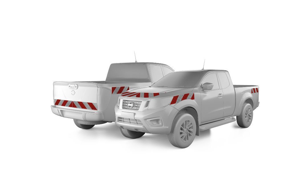 Nissan Navara D231 in Front- und Heckansicht mit Komplettwarnmarkierungssatz, Baujahr 2016