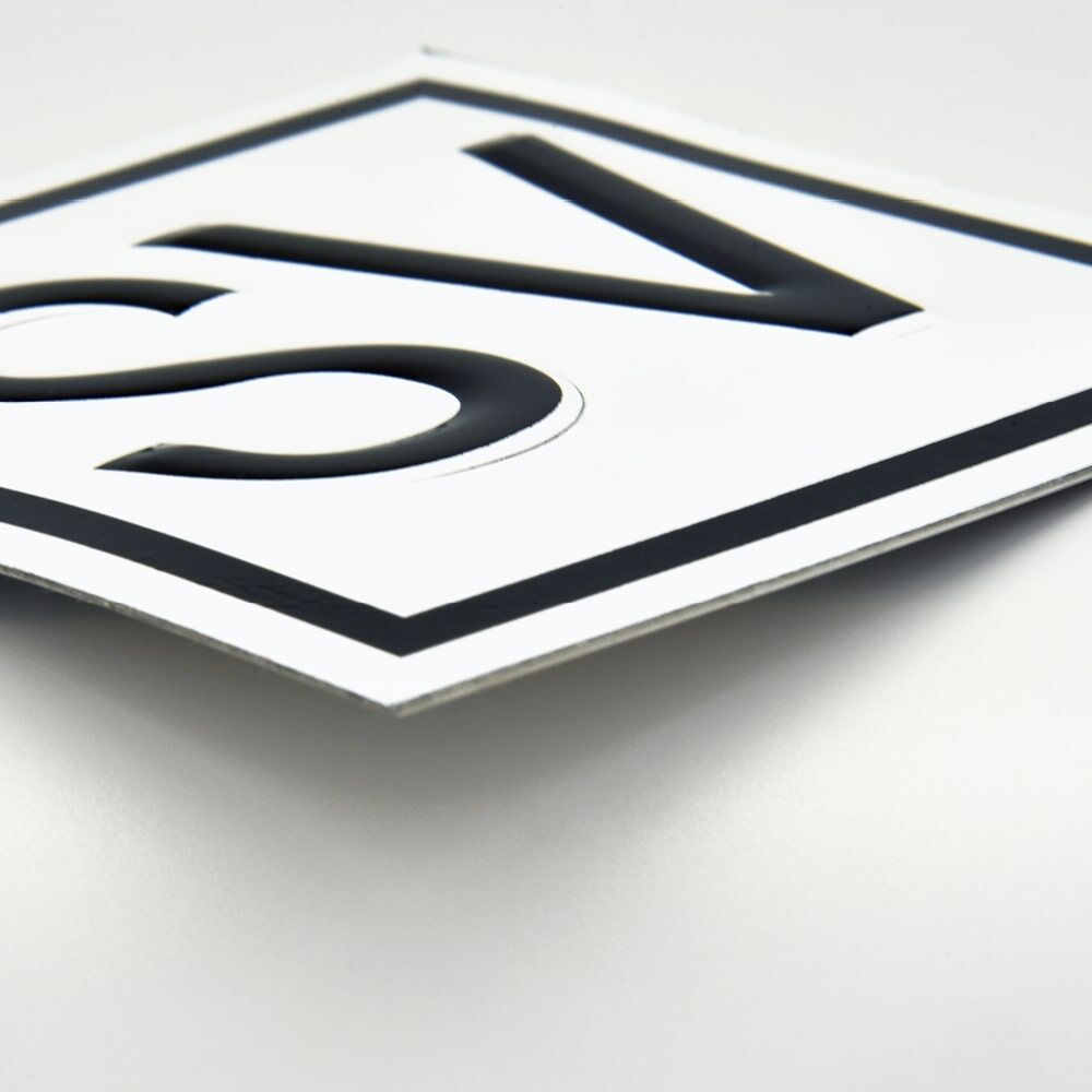 SV-Schild 120 mm Detail: schräge Vorderkante mit erhabener SV-Prägung