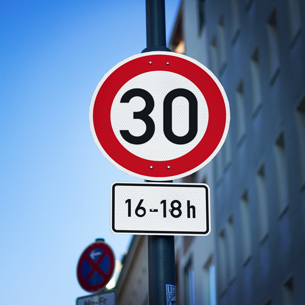 Verkehrszeichen 30 km/h + Hinweisschild mit ORALITE 6910 Reflexfolie beklebt