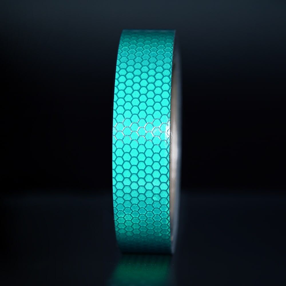 25 mm Rolle Orafol ORALITE Reflexband 5810 grün, reflektierend vor dunklem Hintergrund