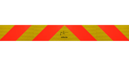 Eine Vollmarkierung der Heckwarntafel für Zugmaschinen mit diagonal verlaufenden fluoreszierenden-roten und gelb reflektierenden Streifen