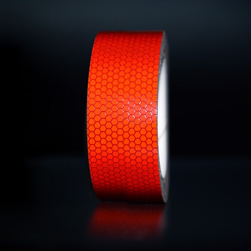 Reflektorband-Rolle in rot, 40 mm, in Dunkelheit, zeigt starke Reflexion