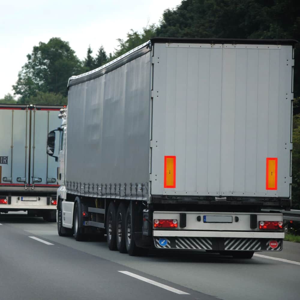 Reflexallen Halbmarkierung rot-gelb senkrecht am Heck eines LKW montiert