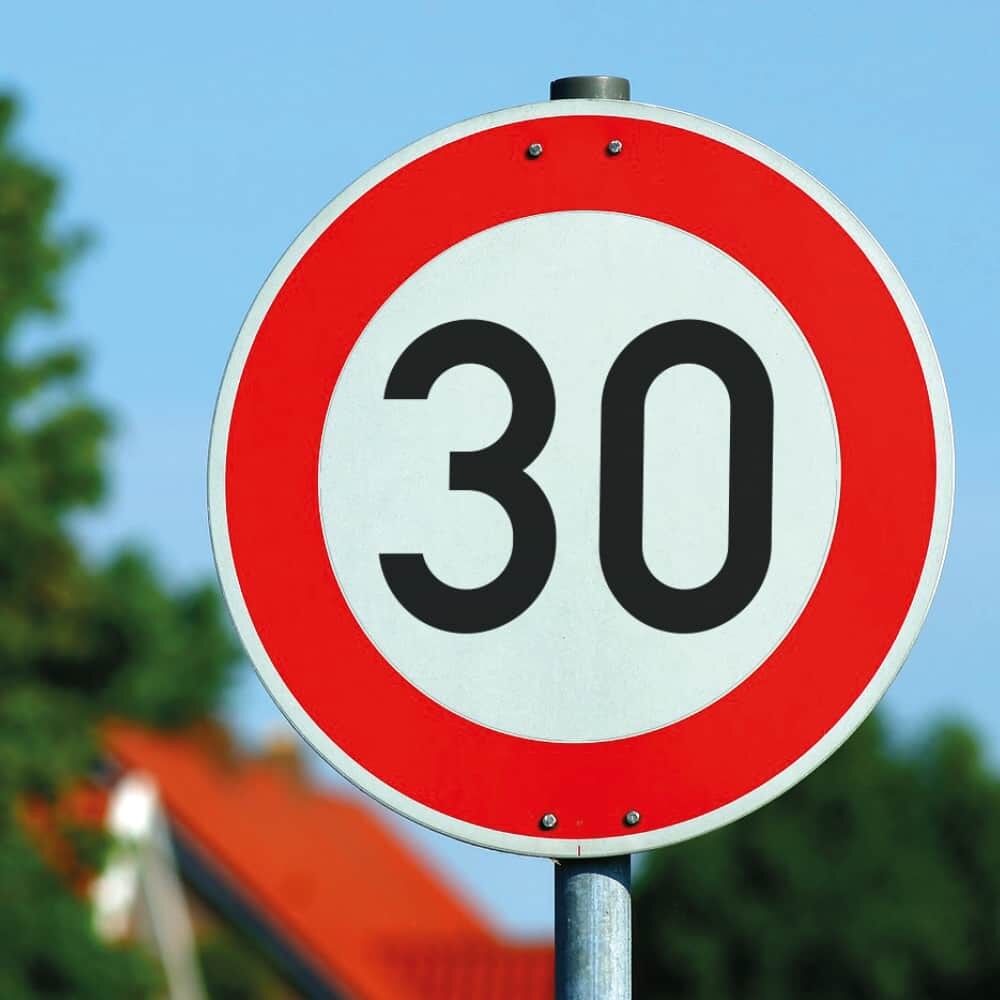 Anwendungsbeispiel Overlay 30 km/h auf Verkehrszeichen montiert