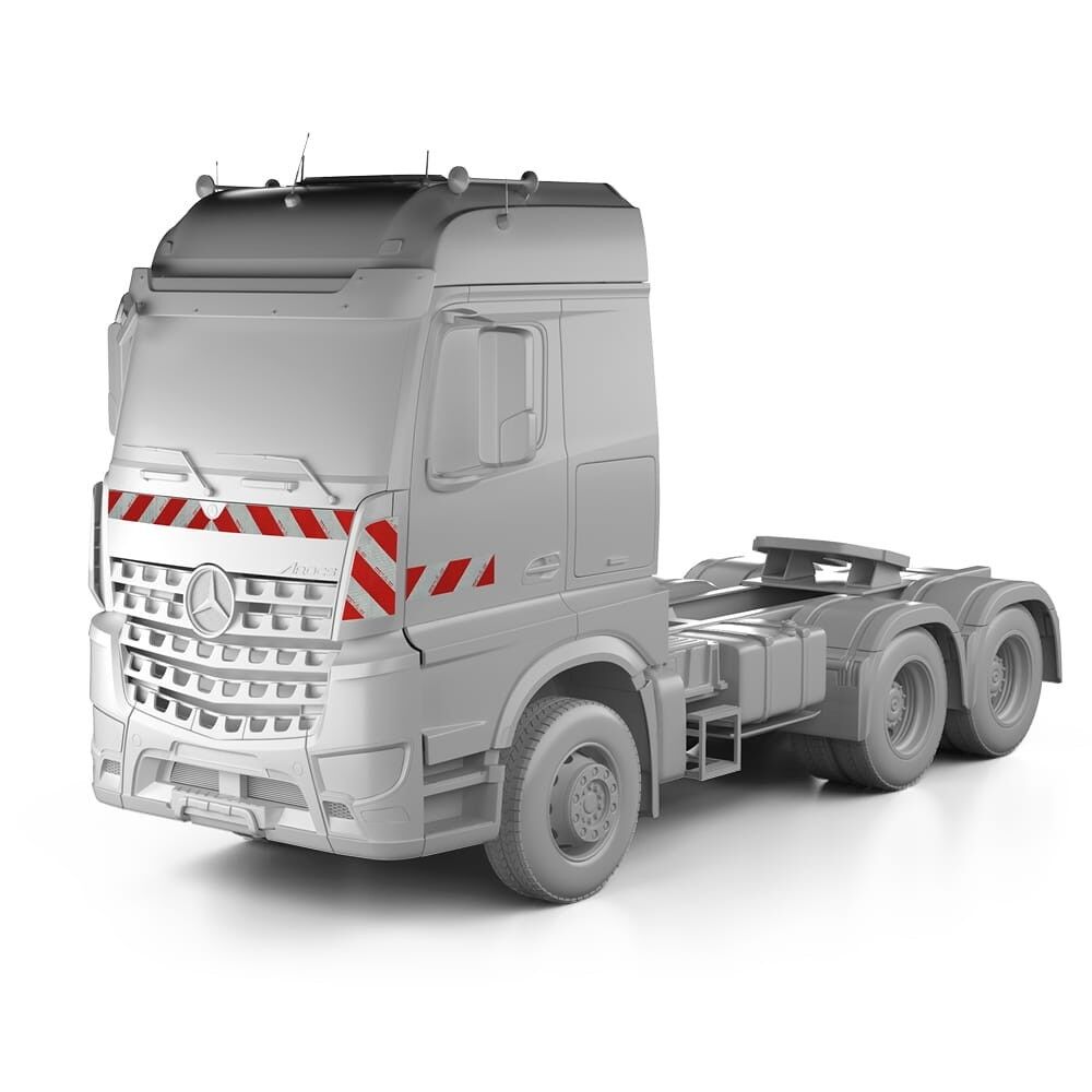 Mercedes Arocs 5 in Frontansicht mit Komplettwarnmarkierungssatz, Baujahr 2018