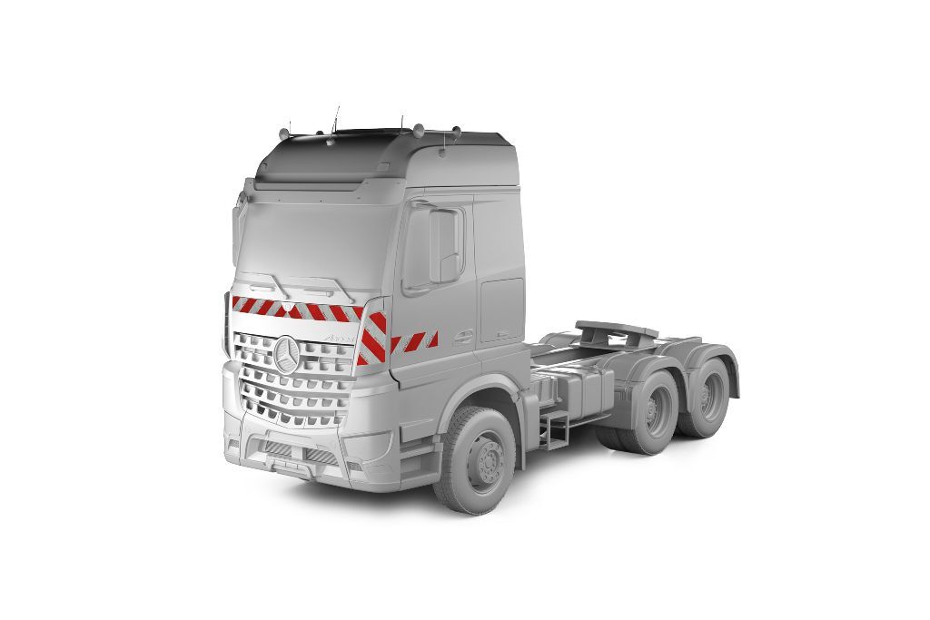 Mercedes Arocs 5 in Frontansicht mit Komplettwarnmarkierungssatz, Baujahr 2018
