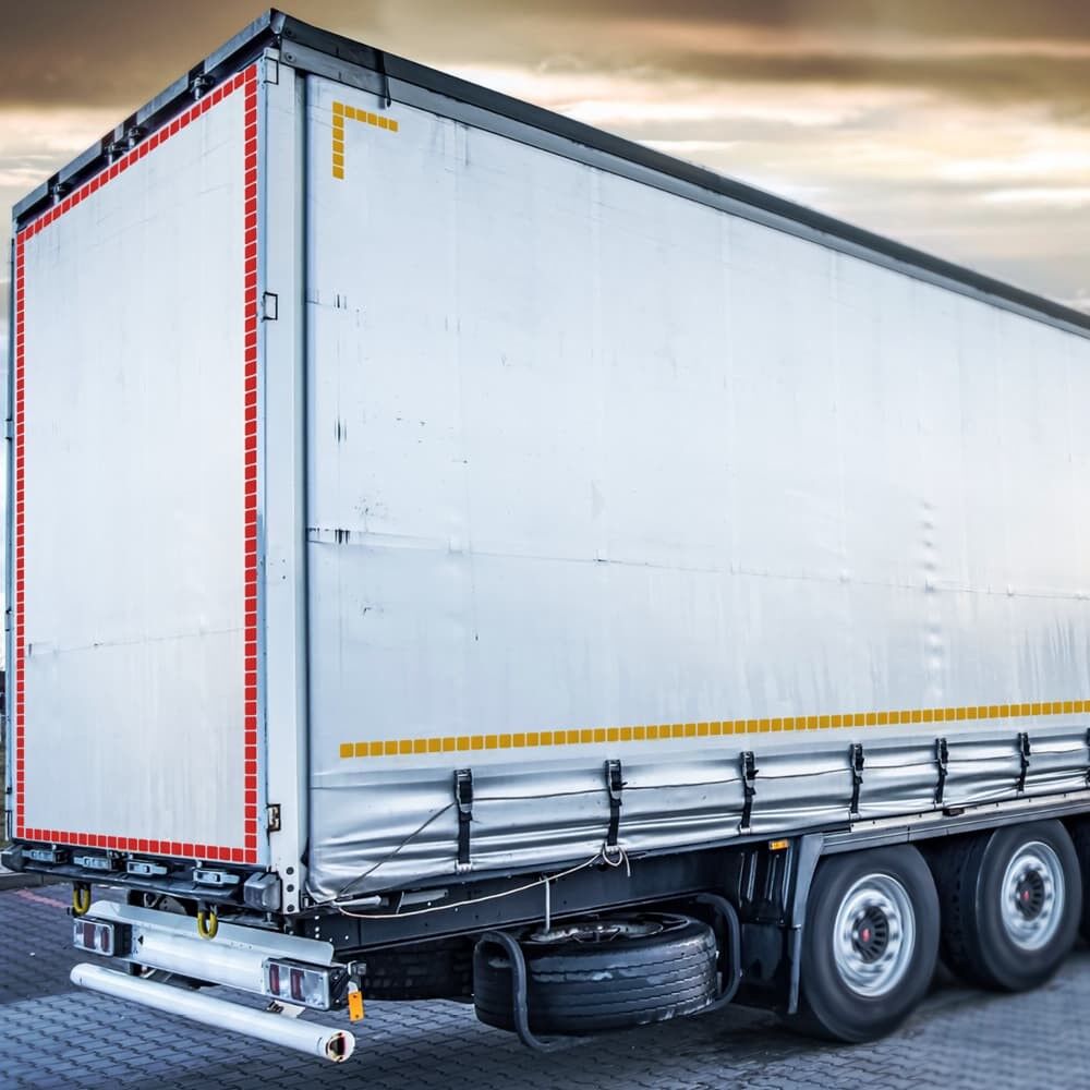 Curtainsider mit rotem und gelbem 3M 957 S Segmentband gemäß ECE 104 konturiert