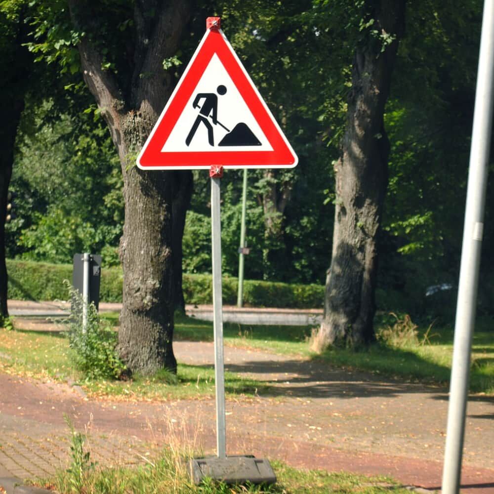 Anwendungsbeispiel Overlay "Arbeitsstelle" auf Verkehrszeichen montiert