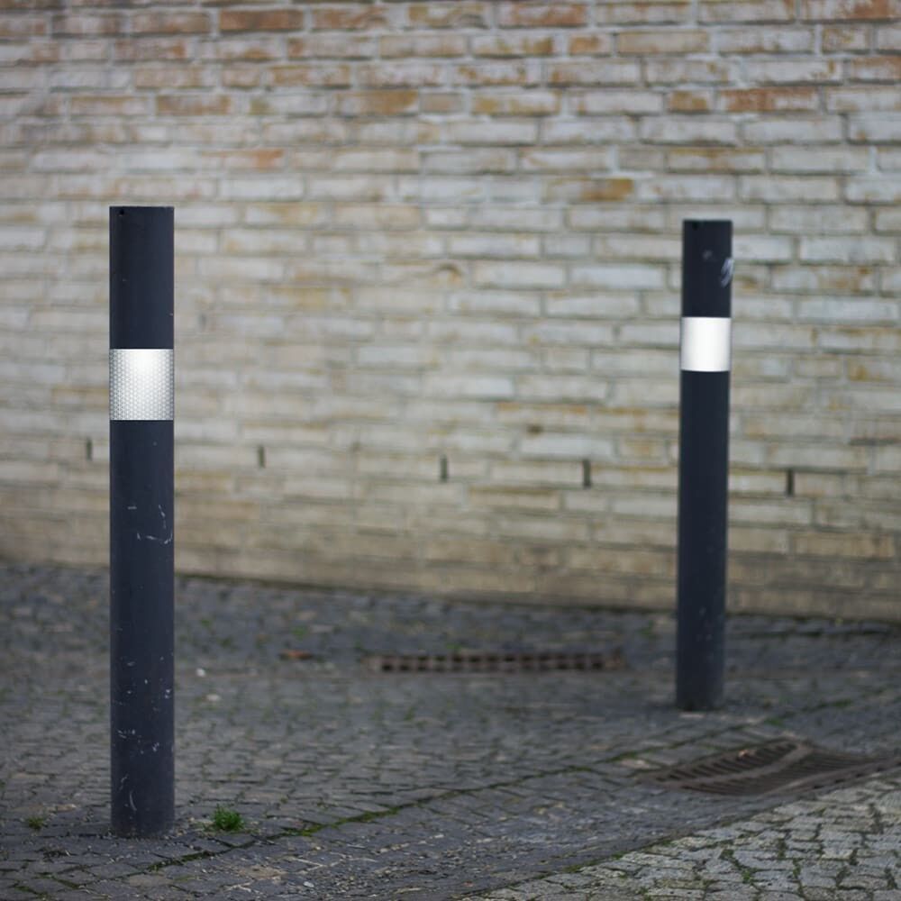 Poller mit weißem Reflexband VC612 auf Gehweg zur sicheren Wegbegrenzung