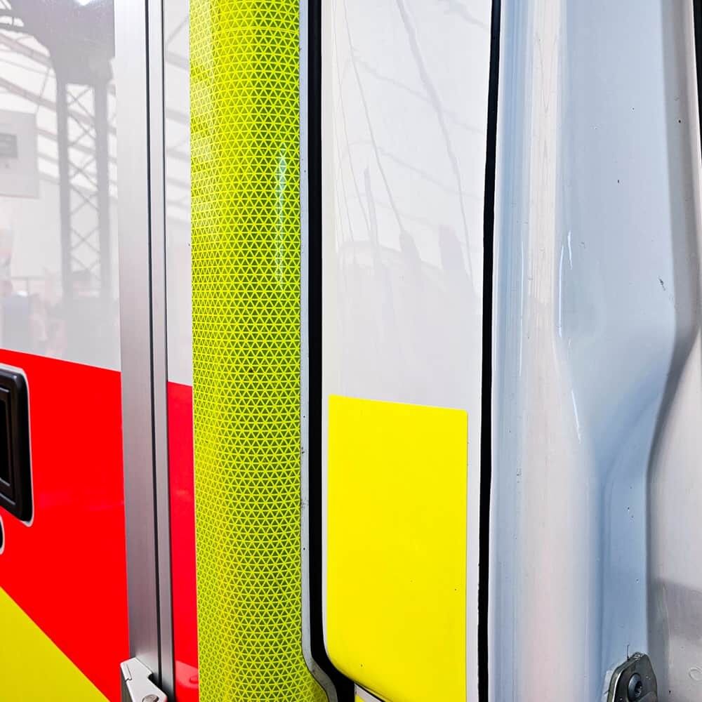 Rettungswagen­tür mit vertikalem VC 612 Lime Streifen
