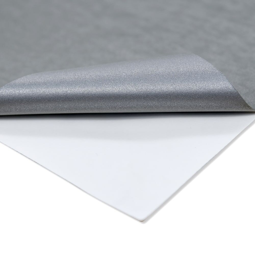 3M Scotchlite 8725 Folie, Ecke umgeklappt – zeigt silberne Reflexschicht und Trägerpapier