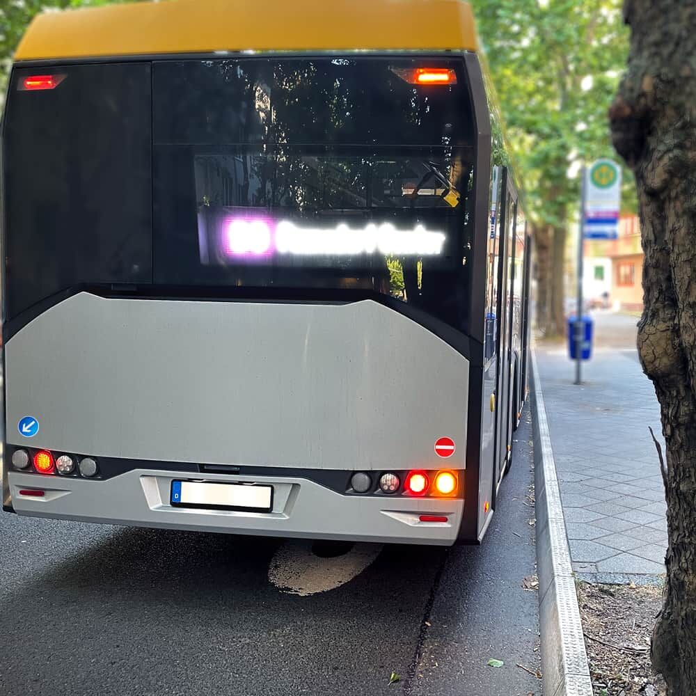 Einfahrt-verboten-Aufkleber auf Rückseite eines Busses angebracht