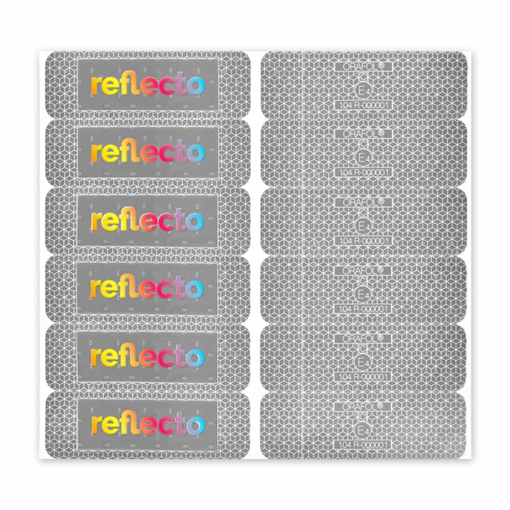 Weißer VC 104+ Stickerbogen: links Logo-Aufkleber, rechts E4-Homologationsfelder