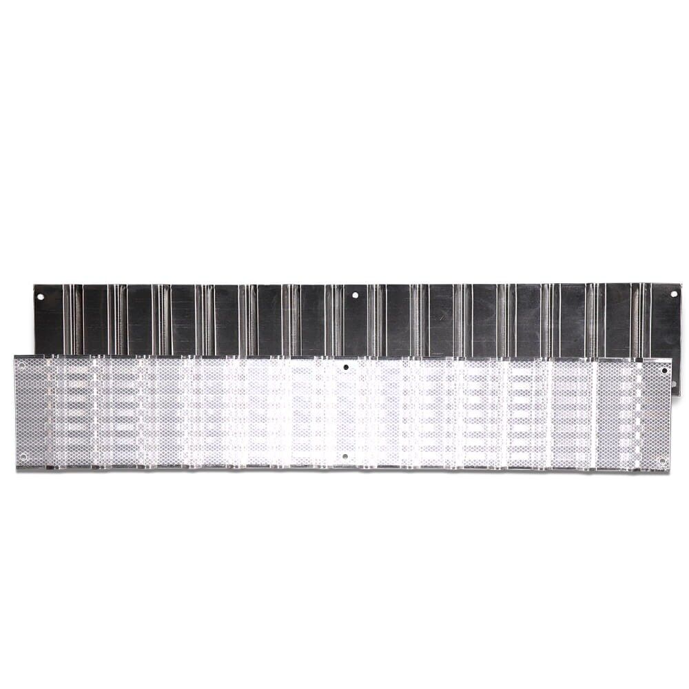 Weißes Reflex-Panel auf Grundschiene, mehrere Segmente in Reihe