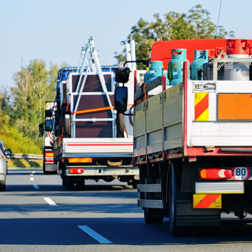 Anwendungsszenario: Heckwarntafeln für Zugmaschienen aufgebracht auf Baustellenfahrzeug
