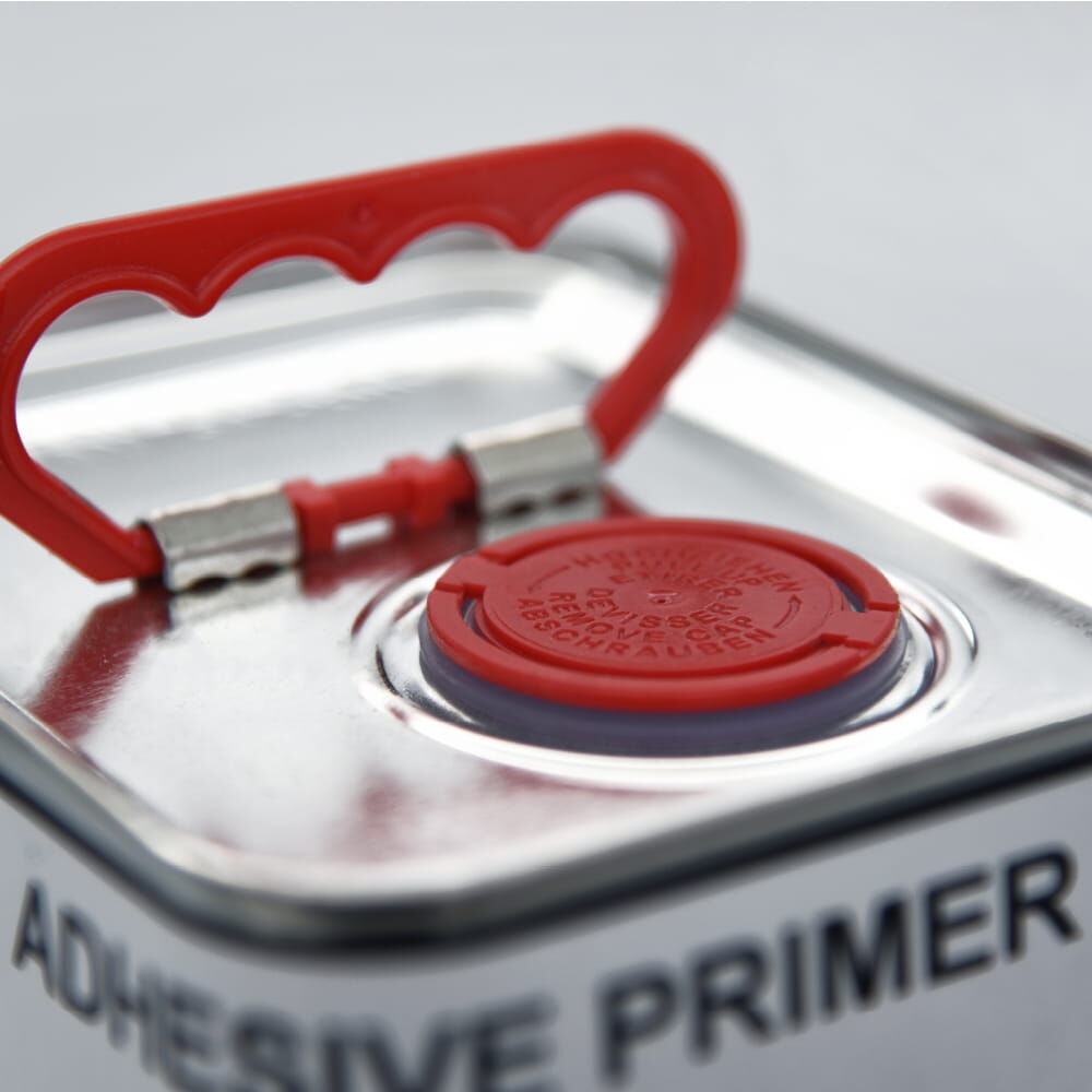 Briteline Primer P20 5 l, Detail roter Schraubverschluss im Metallring