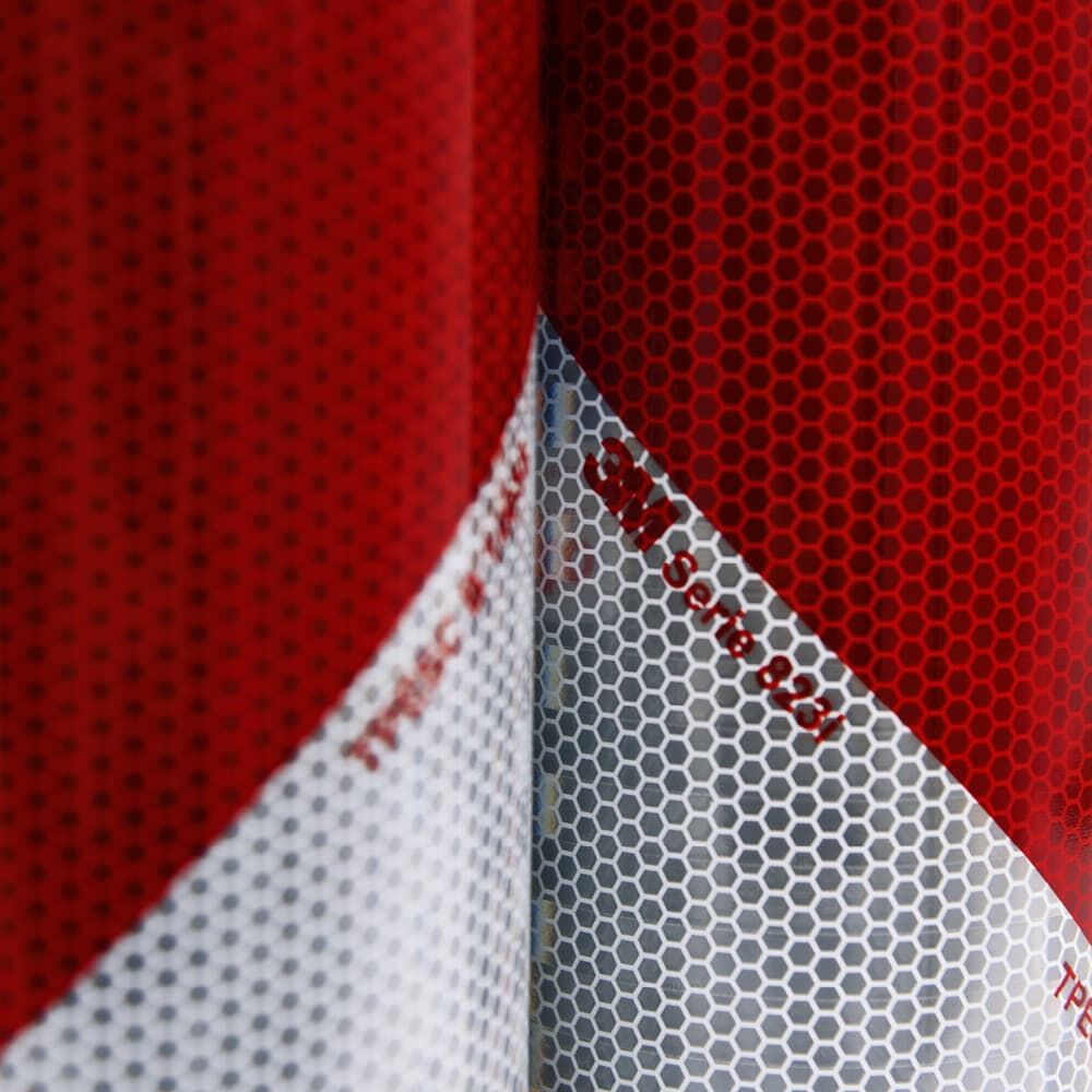 Detail 3M 823i: reflektierendes Wabenmuster in Rot-Weiß mit Serienaufdruck